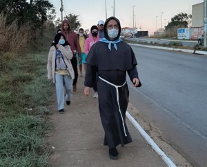 Pelo fim da pandemia, Frei Flávio percorreu 51km a pé, em peregrinação ao Santuário Jardim da Imaculada