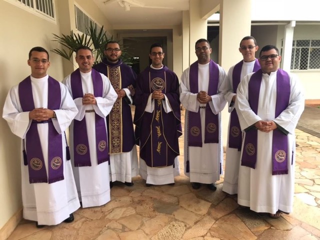Frades neo-presbíteros celebram primeira missa na Capela do Seminário S. Francisco de Brasília
