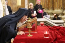 Patriarca Ecumênico de Constantinopla venera as relíquias dos apóstolos na Basílica Romana dos Santos XII Apóstolos