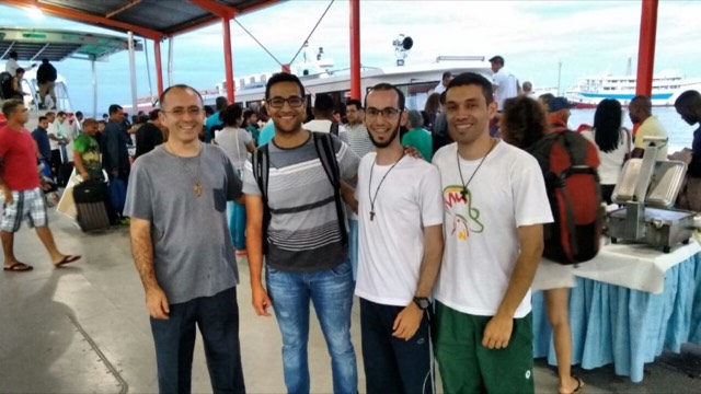 Frei Flávio, Frei Herton, Frei Maycon e Frei Marcus no porto de Manaus
