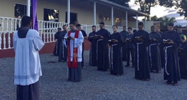 Frades seminaristas rezam a Via Sacra com São Francisco