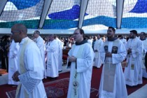 Bispos, padres e demais religiosos participam da Missa dos Santos Óleos na Catedral de Brasília