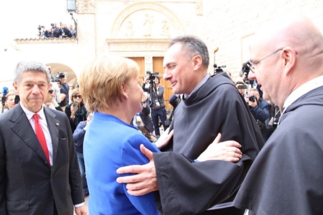 No último sábado, 12, Angela Merkel foi premiada com a Lâmpada da Paz de São Francisco, em Assis