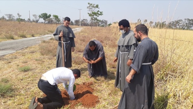 Frades da Casa de Formação e irmãos da Ordem Franciscana Secular plantam mudas de Ipês no Mosteiro das Clarissas